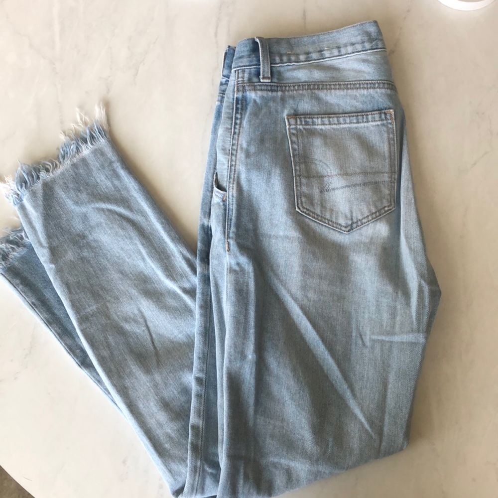American eagle light wash mom jeans